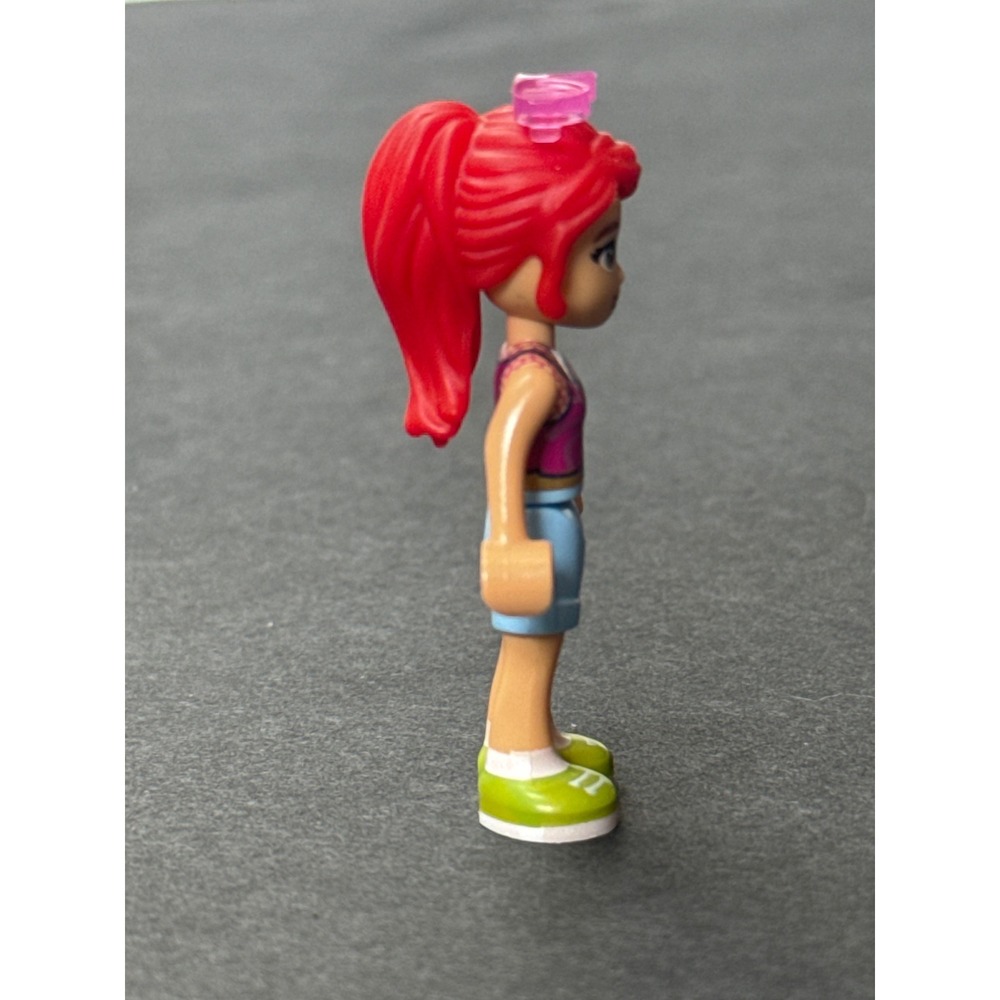 LEGO Friends Mia Mini-Doll Red Hair Pink Sunglasses Magenta Top Blue Shorts - Picture 4 of 4